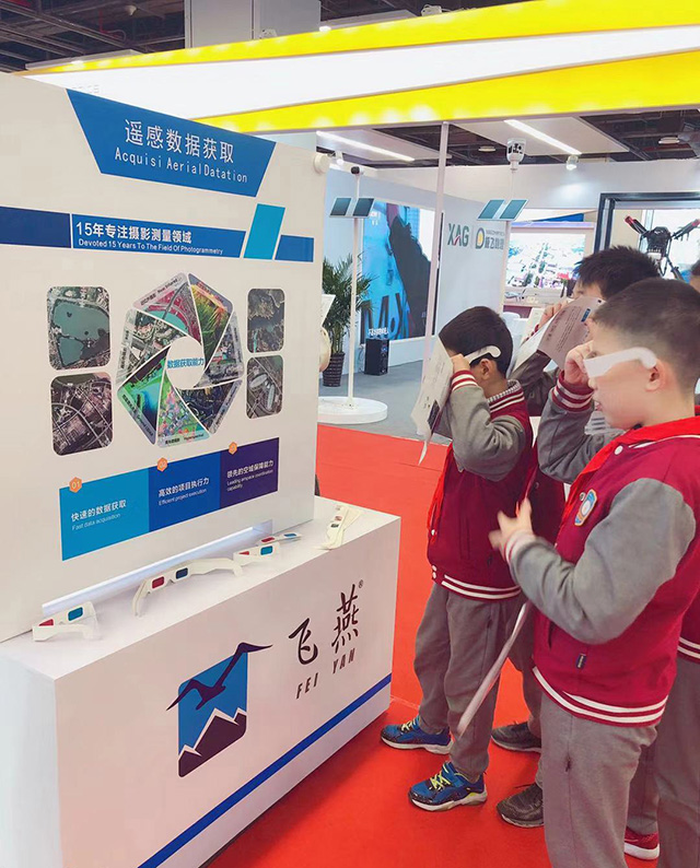 學生用3D眼鏡欣賞飛燕航空攝影影像.jpg 學生用3D眼鏡欣賞飛燕航空攝影影像.jpg