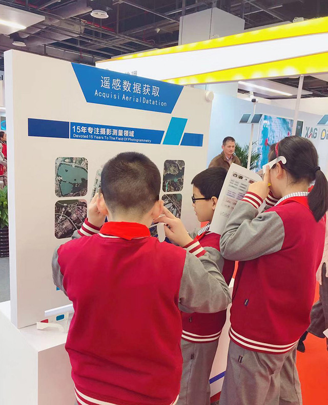 學生欣賞飛燕傾斜攝影激光點云數據.jpg 學生欣賞飛燕傾斜攝影激光點云數據.jpg