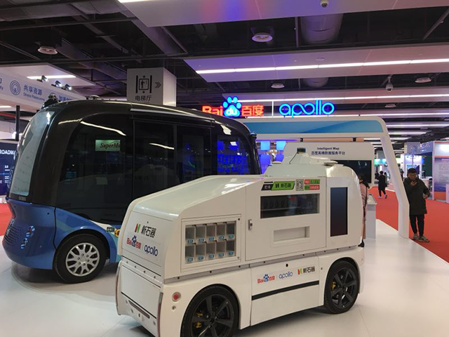 飛燕航空遙感員工參展拍無人駕駛車.png 飛燕航空遙感員工參展拍無人駕駛車.png