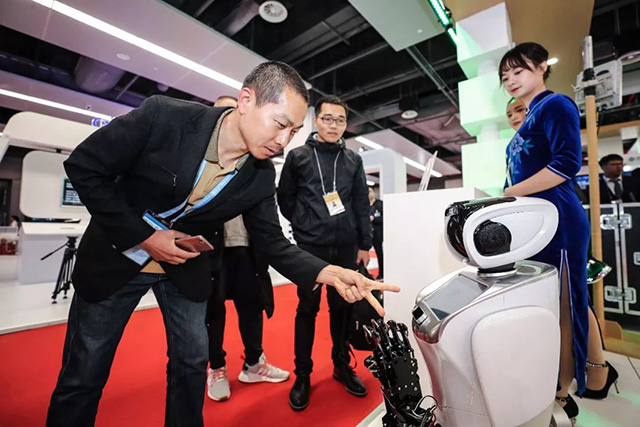 地信大會展會猜拳機器人.jpg 地信大會展會猜拳機器人.jpg